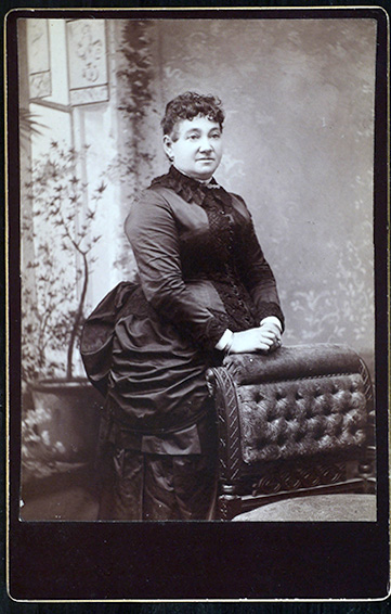 Mujer con sillon