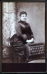 Mujer con sillon