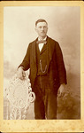 Retrato hombre silla