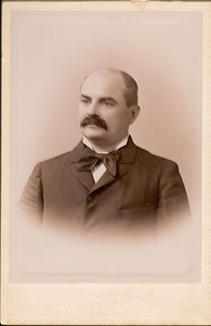 Retrato hombre bigote y corbata