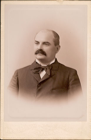 Retrato hombre bigote y corbata