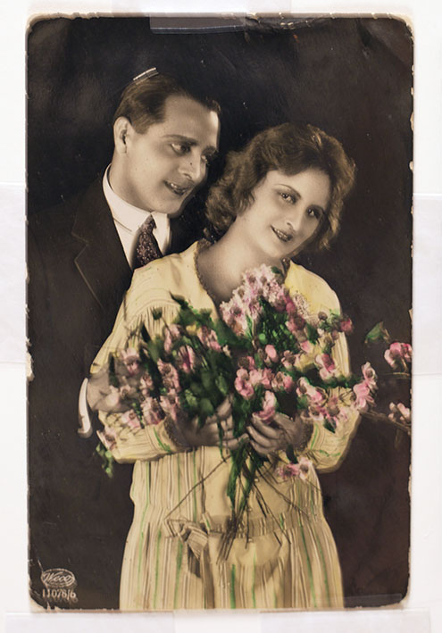 Postal pareja con ramo