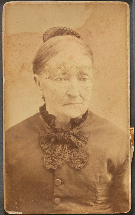 Anciana con pa%c3%b1oleta negra