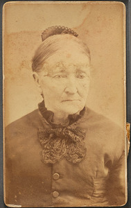 Anciana con pa%c3%b1oleta negra