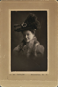 Mujer con estola de piel