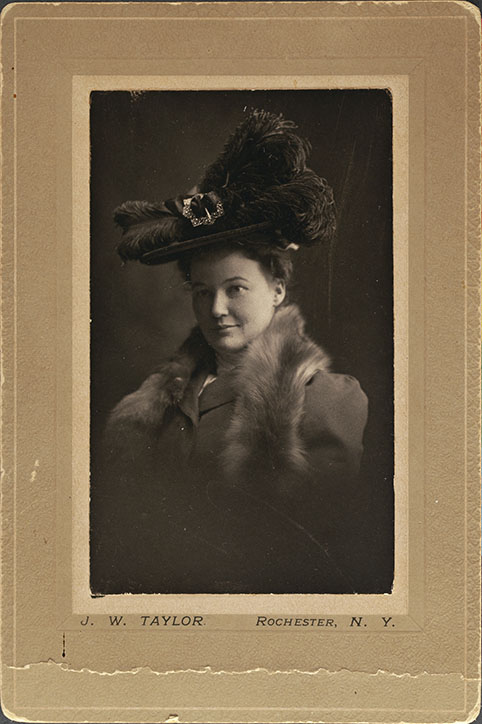 Mujer con estola de piel