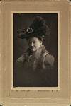 Mujer con estola de piel