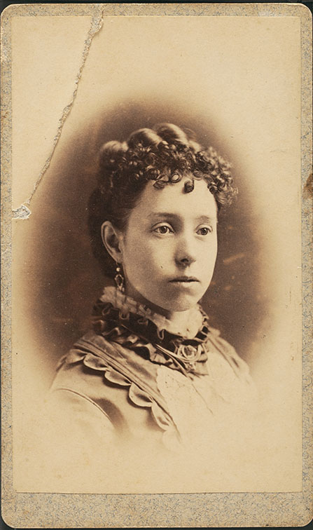 Retrato joven con arete rombo