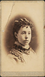 Retrato joven con arete rombo