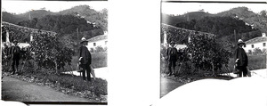 Hombre con camara paisaje atras